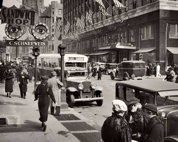 1930s BUSY LEXINGTON AVENUE TRAFFIC AND BLOOMINGDALES STORE WITH FLAGS PEDESTRIAN SHOPPERS AT 59TH STREET NEW YORK CITY USA
