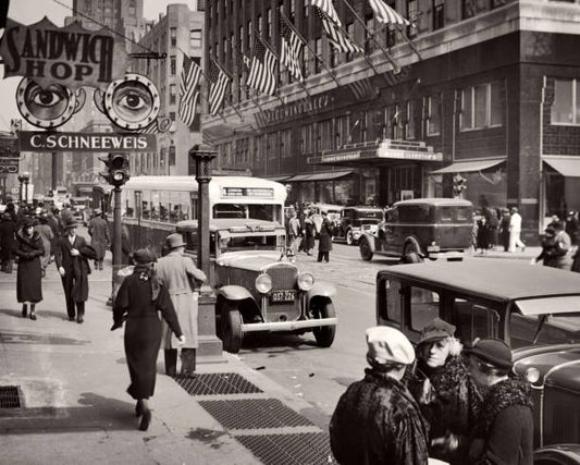 1930s BUSY LEXINGTON AVENUE TRAFFIC AND BLOOMINGDALES STORE WITH FLAGS PEDESTRIAN SHOPPERS AT 59TH STREET NEW YORK CITY USA