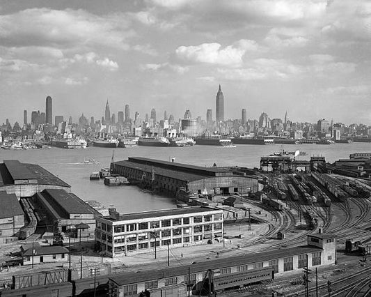 1930s MANHATTAN NYC SKYLINE ROCKEFELLER CENTER TO 14TH STREET AND OCEAN LINERS VIEW FROM WEEHAWKEN NJ USA