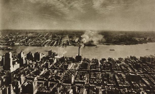 The crowded shores of East River salt water tidal estuary in New York United States photo from L'illustrazione Italiana year LX n 6 February 5