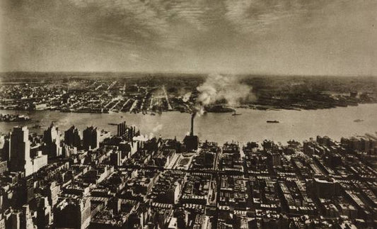 The crowded shores of East River salt water tidal estuary in New York United States photo from L'illustrazione Italiana year LX n 6 February 5